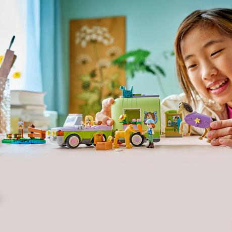 Przyczepka LEGO Friends 42695 z koniem i źrebakiem