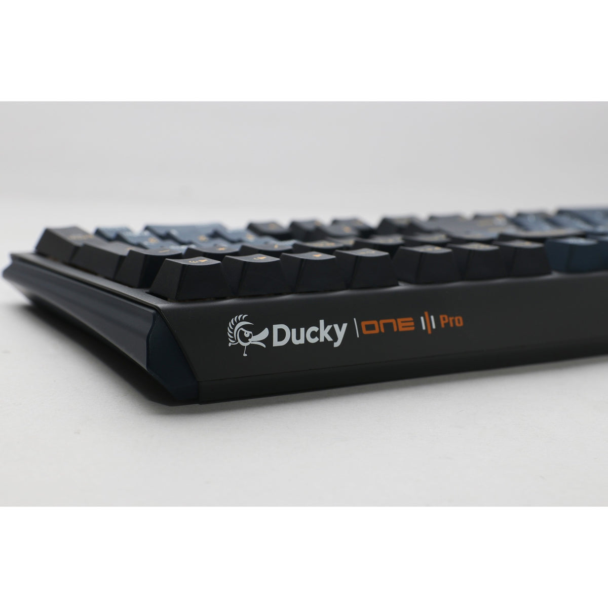 Ducky one 3 pro, klawiatura do gier (czarna, układ amerykański, wiśnia mx2a speed silver, dioda rgb, double-shot pbt, mechanika szarlatanu, hot swap)