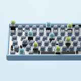 Bezprzewodowa klawiatura mechaniczna Iqunix F97 Wintertide (jasnoniebieski, układ US (QWERTY), Cherry MX Brown, 96%, diody LED RGB, możliwość wymiany podczas pracy, PBT, 2,4 GHz | Bluetooth 5.1 | USB-C)