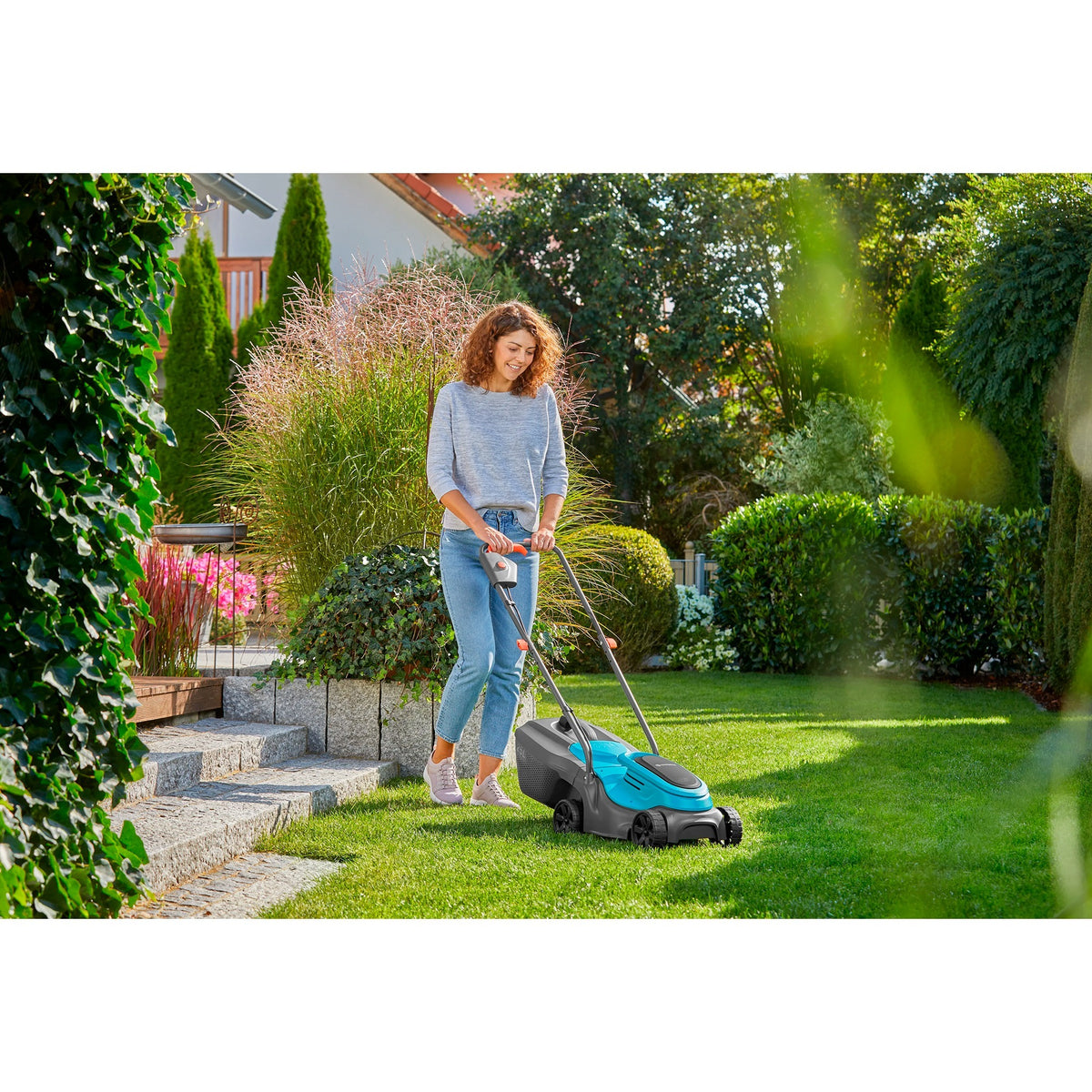 Gardena powermax 32 18v p4a czytaj akumulator do kosiarki w komplecie. ładowarka 18 v szerokość cięcia max. 320 mm