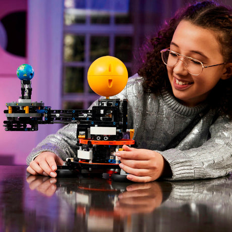 Lego technic - zabawka konstrukcyjna z ziemią i księżycem w ruchu