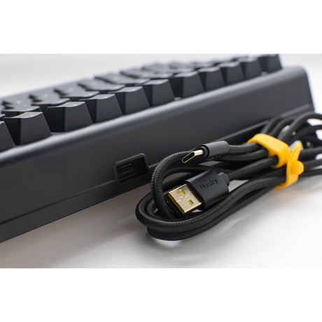 Ducky rzutowany tinker 75 z qmk przez klawiaturę mechaniczną rgb (czarny, układ amerykański (qwerty), wiśniowy mx niebieski, 75%, diody led rgb, podwójny strzał pbt, możliwość wymiany podczas pracy, mocowanie uszczelki)