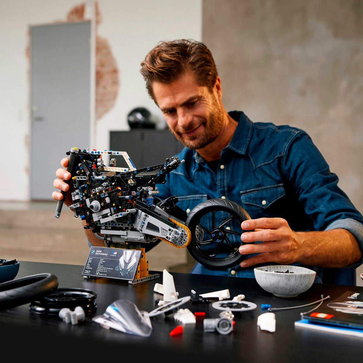 Lego technic - zabawka konstrukcyjna BMW m 1000 rr (42130)