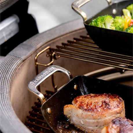 Zestaw patelni Kamado Joe Karbon Steel Half Moon. Patelnia do smażenia