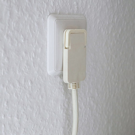 Brennerstuhl Comfort-line Plus listwa zasilająca 4-kierunkowa (z płaską wtyczką, przełącznikiem, kablem o długości 2 m i bardzo dużymi odległościami od gniazd) kolor: biały