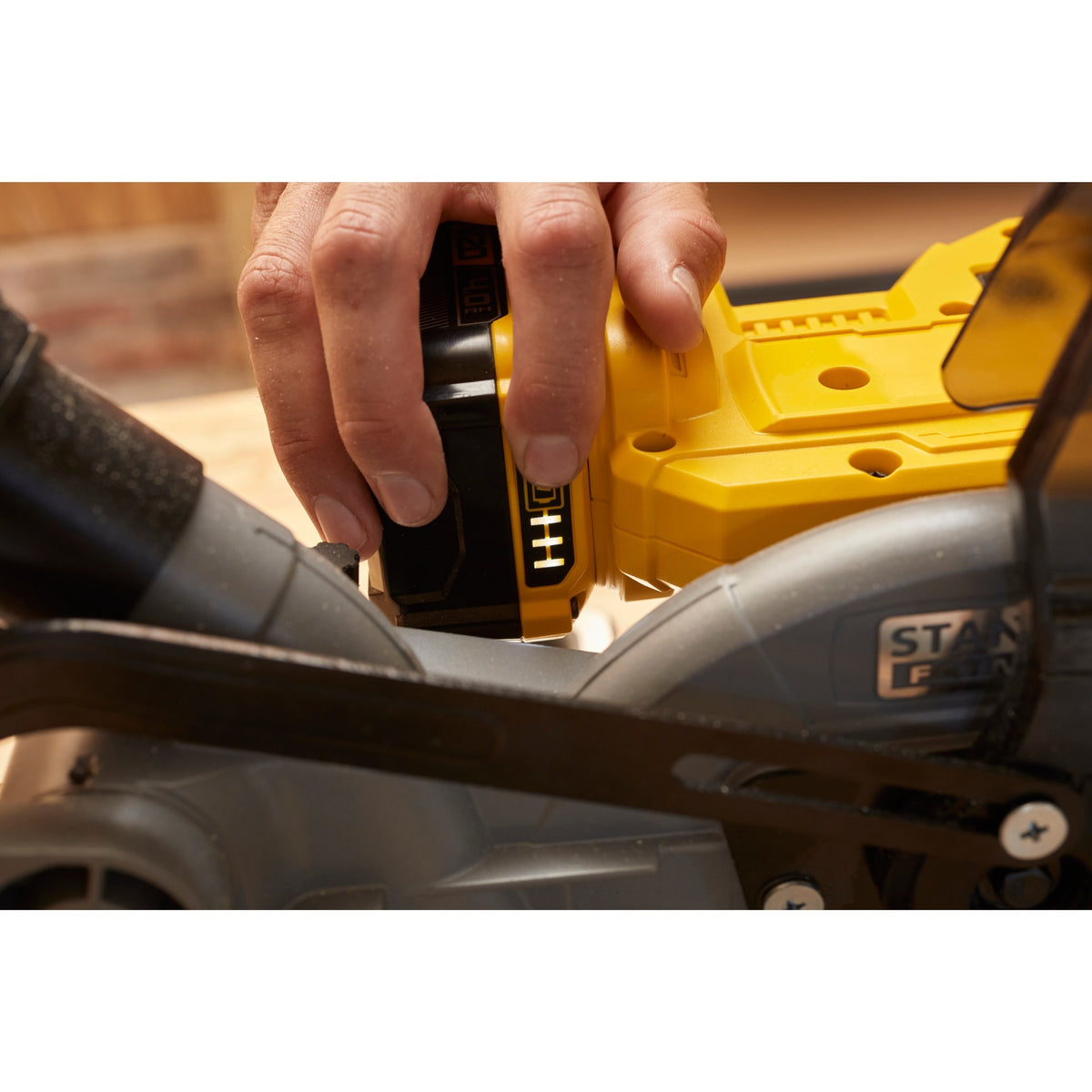 Stanley fatmax v20 18v 4.0ah 190 mm piła poprzeczna i ukośna (żółto-czarna, akumulator (18v, 4.0ah) i ładowarka (2a) w zestawie)