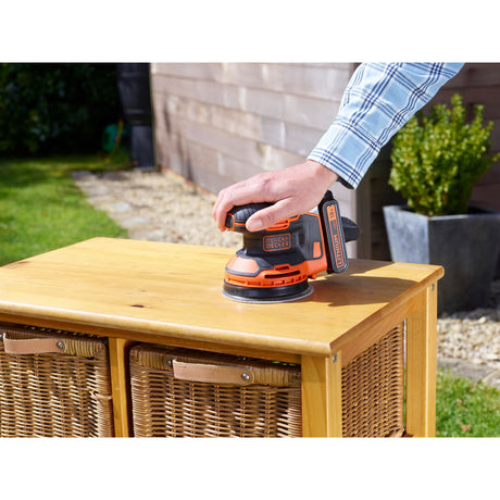 Zestaw śrubokrętów Black+decker 18 V + szlifierki mimośrodowej 18 V (czarno-pomarańczowy)