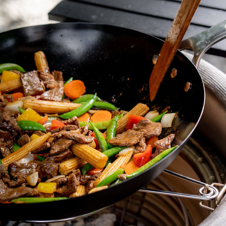 Wok ze stali węglowej Kamado Joe® – do autentycznego smażenia na grillu Kamado BBQ