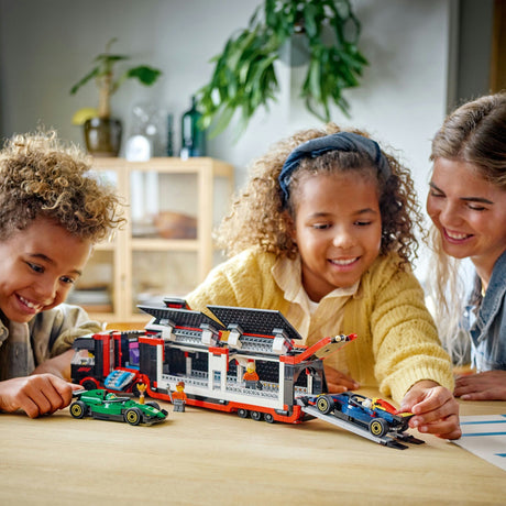 Lego City Ciężarówka F1 z zestawem samochodów RB20 i AMR24 F1® — 60445