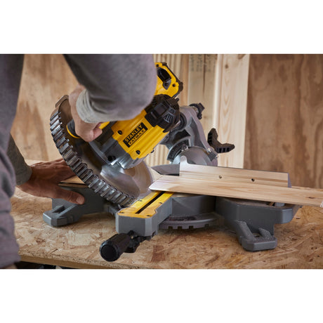 Stanley fatmax v20 18v 4.0ah 190 mm piła poprzeczna i ukośna (żółto-czarna, akumulator (18v, 4.0ah) i ładowarka (2a) w zestawie)