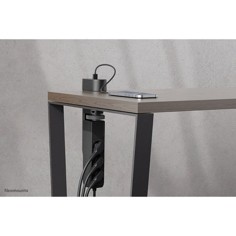 Gniazdo biurkowe Neomounts DS22-840BL6 z zaciskiem i portami USB-C i USB-A - listwa zasilająca z szybkim ładowaniem (czarna)