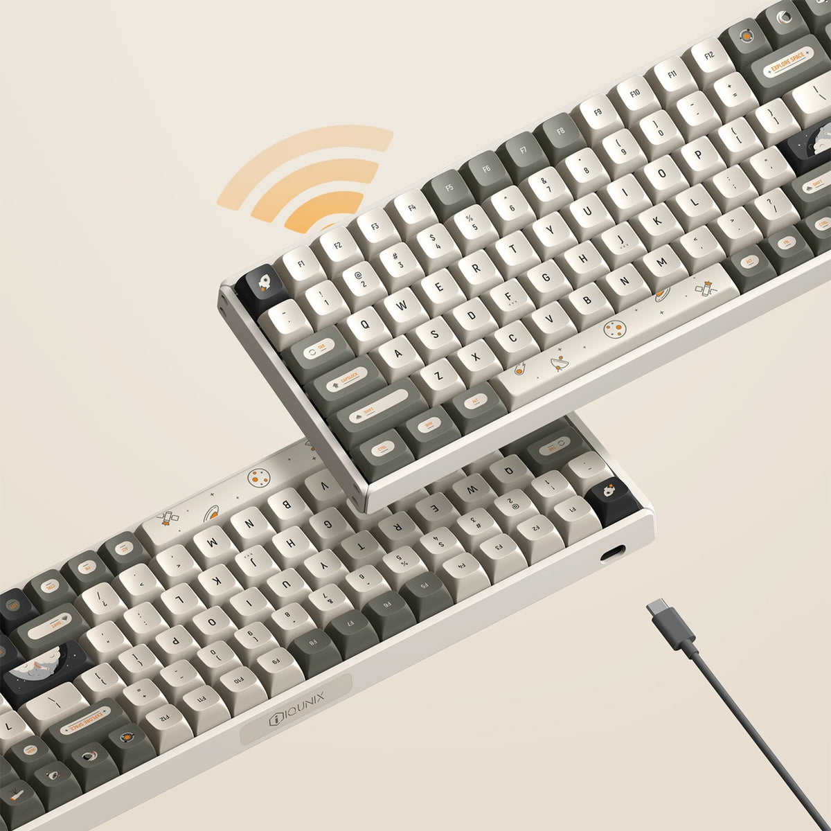 Bezprzewodowa klawiatura mechaniczna Iqunix F97 hitchhiker (szara, układ amerykański (qwerty), wiśniowy mx brązowy, 96%, diody rgb, hot-swap, pbt, 2,4 ghz | bluetooth 5.1 | usb-c)