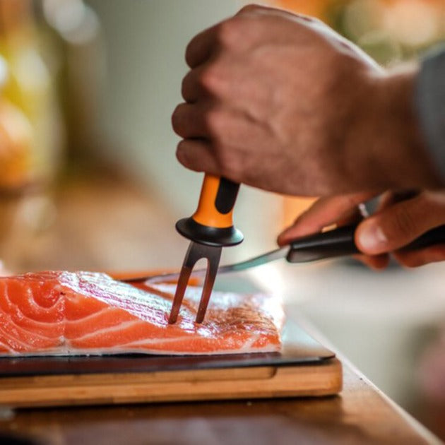 Fiskars funkcjonalny widelec do szaszłyków rybnych (czarna stal nierdzewna)