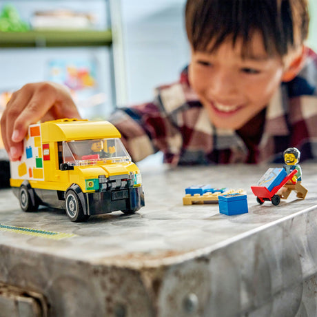 Lego ® city: furgonetka - zestaw do budowania i zabawy dla fanów motoryzacji od 6 lat - z 2 minifigurkami - 60500