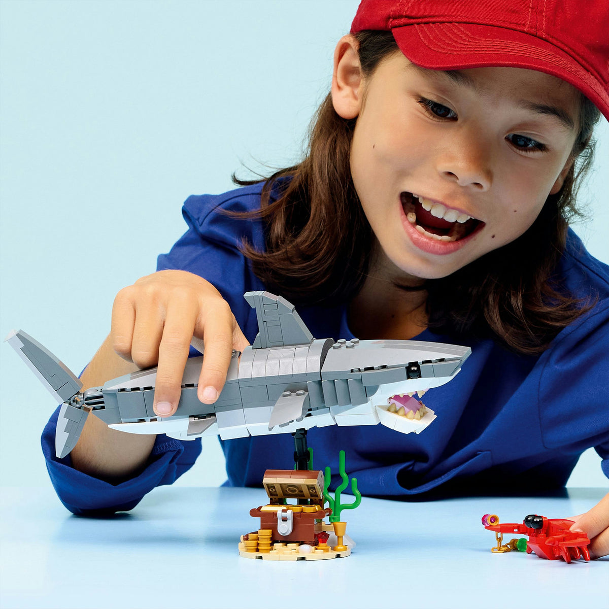 Lego: Dziki rekin ze skrzynią skarbów (31381)