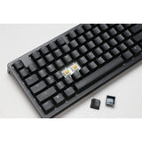 Ducky zero 6108 klasyczna czarna mechaniczna klawiatura do gier rgb (czarna, układ amerykański (qwerty), wiśnia mx2a niebieska, 100%, diody rgb, double-shot pbt, hot swap, 2,4 ghz | bluetooth | usb-c)