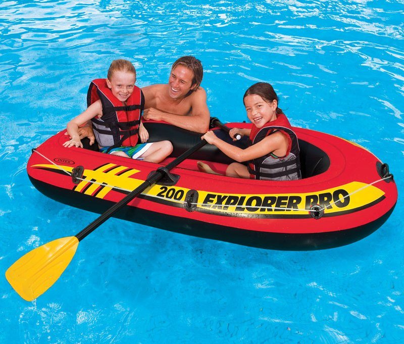 Intex Explorer 200 ustawiony na łopatki i pompkę
